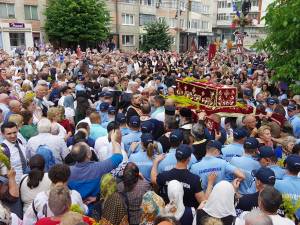 O mare de oameni s-a închinat, ieri, la moaştele Sfântului Ioan cel Nou de la Suceava