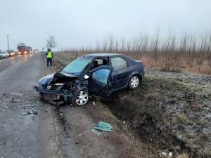 Autoturismul Dacia, în interiorul căruia se aflau doua persoane, a fost avariat, după ce autoturismul Audi a pătruns pe contrasens
