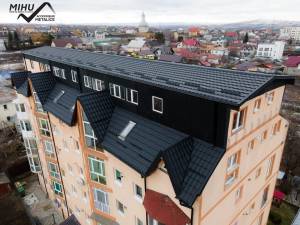 Oamenii din blocul rămas decopertat după o puternică vijelie au revenit la o viață normală prin implicarea celor de la Mihu Acoperișuri