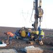 Lucrările de forare pentru stabilirea calităţii terenului pe care va fi construită autostrada înregistrează întârzieri mari