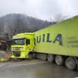 Tir intrat în curtea unei case, la Câmpulung Moldovenesc