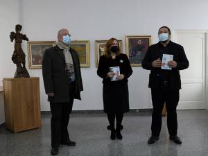 Administratorul public Alexandru Rădulescu, prof. dr. Ramona Maria Mocanu şi Teodor Brădățanu, managerul Muzeului de Artă „Ion Irimescu”