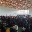 Mâncarea pentru mic-dejun, prânz și cină pentru 800 de refugiați din sala de sport de la Milișăuți a fost asigurată de Egger