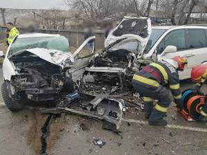 Impactul frontal între cele două autoturisme a fost foarte puternic