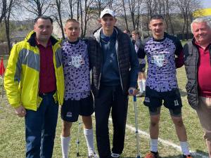 Primarul Radu Reziuc (stânga) și viceprimarul Ioan Ichimov (dreapta) i-au aplaudat și felicitat pe cei trei rugbiști originari din Mitocu Dragomirnei