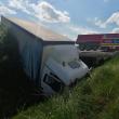 Șoferul a ieșit cu tirul pe de carosabil și a intrat într-un canal