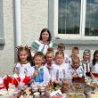 Învățătoarea Raluca Lungu împreună cu elevii ei din clasa pregătitoare