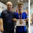 Antrenorul Vasile Nistor, alături de pugilistul Liviu Ciobanu, de la Şomuz Falticeni și Andrei Brînzei, de la CSM Suceava, alături de antrenorul Andu Vornicu