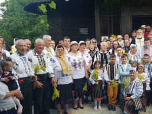 Sărbătoarea portului popular în parohia „Sfinţii Mari Mucenici Mercurie şi Ecaterina” din Rădăşeni
