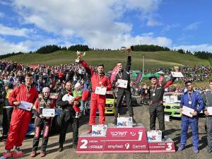 Cosmin Curcă 15 ani (margine stanga) și Rares Onciuleanu 16 ani (margine dreapta), au concurat la etapa națională de pe Rarau, la categoria semi-pro