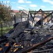 Copilul mai mare, un băiat în vârstă de 2 ani, a fost găsit carbonizat în interiorul casei care a ars
