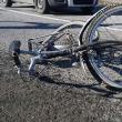 Doi bicicliști, răniți grav în accidente cu mașini