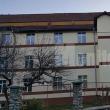 În primă fază, bărbatul a rămas internat la Câmpulung Moldovenesc, dar medicii căutau variante pentru a-l transfera la un spital cu secție specializată pentru arși