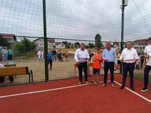 Panglica la noul teren de sport a fost tăiată marți dimineață