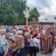 Episcopul Datev Agropian în mijlocul credincioșilor
