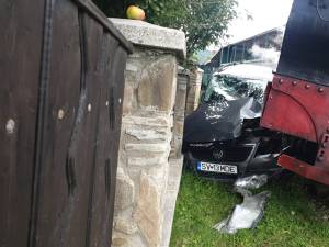 În urma impactului locomotiva a deraiat, iar autoturismul a fost avariat