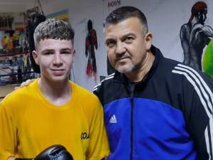 Pugilistul Andrei Bratu alături de antrenorul Andu Vornicu