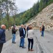 Drum blocat de alunecările de pe versant