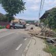 O mașină scăpată de sub control s-a izbit într-o casă şi s-a răsturnat