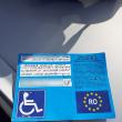 Mașină cu permis de parcare pentru persoană cu dizabilități, blocată în parcarea cu bariere de la Piața Mare din Suceava