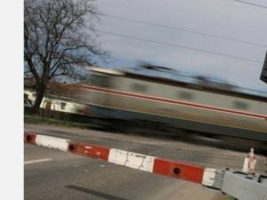 Încă un autovehicul lovit de tren, după ce șoferul a ignorat semnalele luminoase și acustice