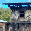 O familie din Climăuți, cu patru copii, a rămas fără casă, în prag de iarnă, după un puternic incendiu