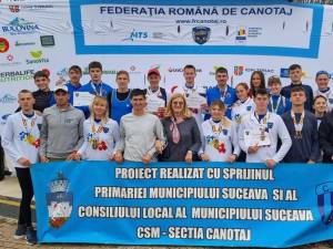 Fosta mare campioană Elisabeta Lipa, în mijlocul canotorilor de la CSM Suceava