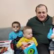 Gheorghe Flutur le-a oferit daruri celor patru băieți ai familiei Bălan, care anul viitor vor împlini doi ani