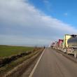 Autoritățile din Cernăuți spun că șoferii de autocamioane preferă să stea în coloană pentru a fi plătiți în plus