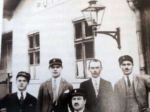 Șeful stației CFR Putna, Ion Gradin, mult pomenit de putneni pentru popularitatea lui, și un grup de colaboratori în 1929 (fotografie din Monografia ”Putna de altădată”)