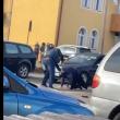 Doi bărbați s-au bătut în stradă, de față cu elevii, în fața școlii din Botoșana