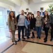 Grupul studenților care au prezentat lucrări în cadrul expoziției de artă fotografică la USV şi îndrumătorul lor