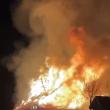 Un incendiu izbucnit în miez de noapte a mistuit o gospodărie și a pus în pericol iminent alte trei proprietăți