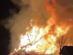 Un incendiu izbucnit în miez de noapte a mistuit o gospodărie și a pus în pericol iminent alte trei proprietăți