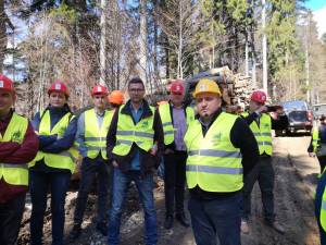 Conferință în pădure, cu parcurgerea traseului lemnului, de la exploatare la biomasă