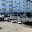 Opt mașini avariate de acoperișul sediului Jandarmeriei Suceava, care a fost smuls de vânt