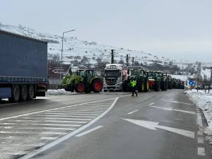 Tractoare și uitilaje în drum spre Vama Siret