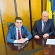 Șoldan, prezent alături de primarul din Cajvana, Gheorghe Tomăscu, la semnarea unui contract de peste 11 milioane de lei pentru modernizarea unui drum