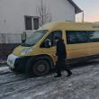 Microbuzul merge în fiecare dimineață după elevi