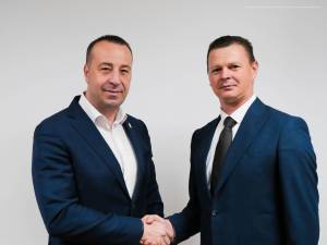 Inginerul economist Bogdan Păstrăv afirmă că s-a alăturat echipei lui Lucian Harșovschi deoarece îl consideră „un lider cu abilități profesionale remarcabile”