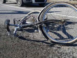 Un motociclist și un biciclist au ajuns la spital după o ciocnire violentă