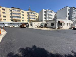 Parcare cu 49 de locuri amenajată pe strada Miron Costin, în cadrul proiectului de modernizare a Sucevei de la scara blocului