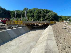 Podul din zona Mirăuți, de pe traseul rutei alternative, va fi dat în folosință la finalul lunii iulie