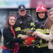 Cățel salvat de pompieri din fundația inundată a unui bloc