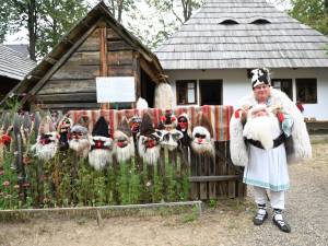 113 meșteri și producători sunt prezenți până duminică la Festivalul „Lume, lume... hai la târg!” din Muzeul Satului Bucovinean din Suceava