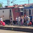 Călători în picioare pe de o parte, alții care nu mai au loc în tren pe de altă parte