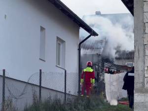 Un incendiu izbucnit la o construcție anexă din Ipotești a pus în pericol mai multe  case