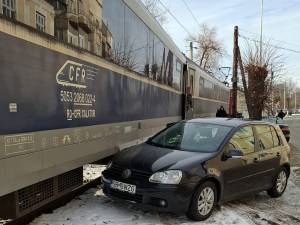 Trenul Iași-Timișoara, oprit la Vatra Dornei de o mașină parcată prea aproape de calea ferată