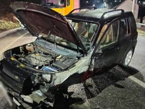 Accident cu trei răniți după ce un șofer a intrat pe contrasens și a acroșat două mașini