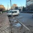 Mașinile parcate pe spațiile verzi, una dintre sursele de noroi pe străzile Sucevei